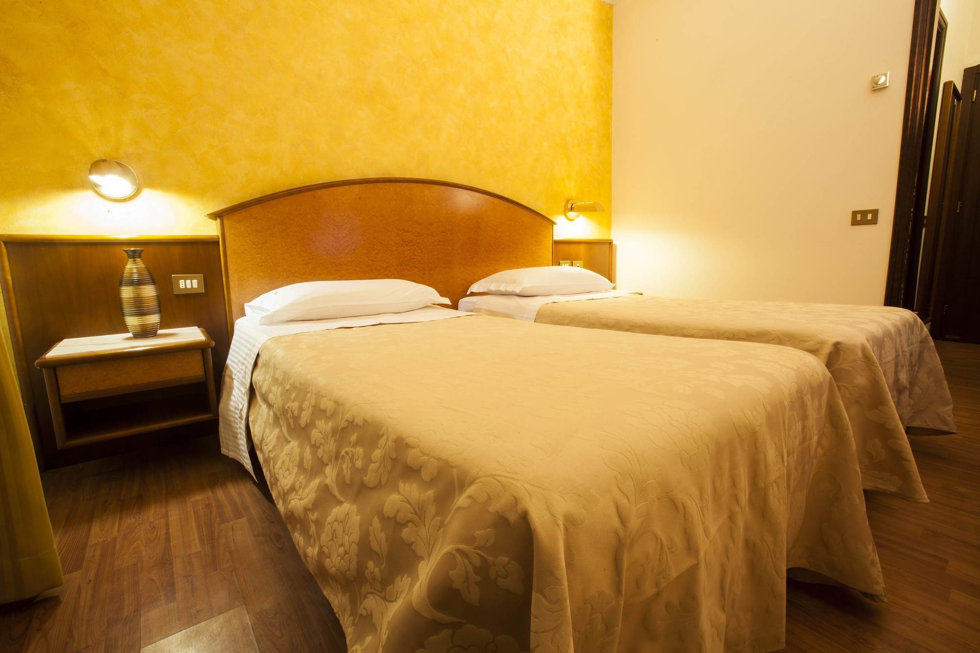 Hotel Concorde Fiera Saronno Esterno foto