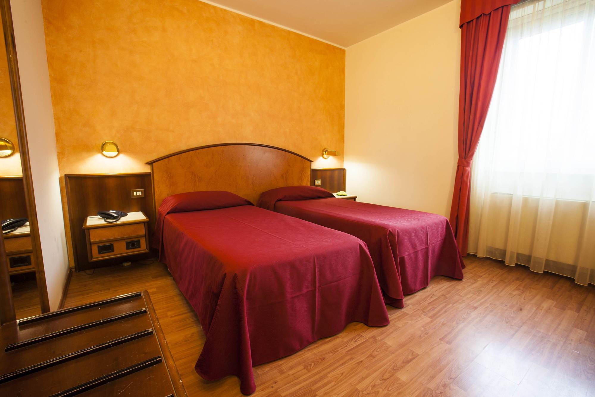 Hotel Concorde Fiera Saronno Esterno foto